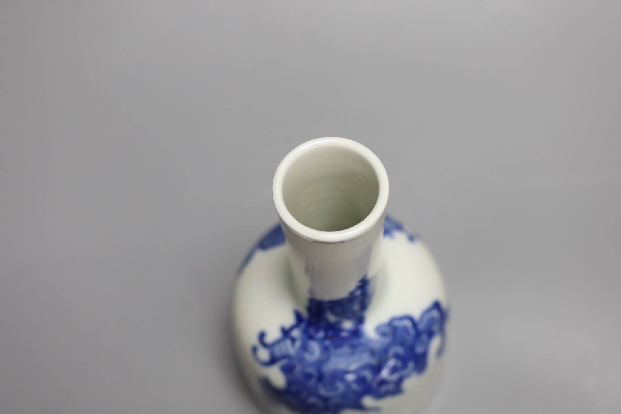 A Chinese blue and white mallet-shaped vase, 18cm
